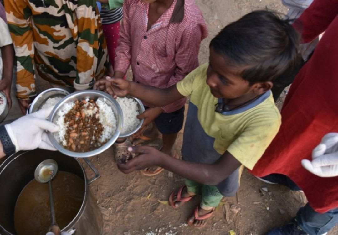 Ann-Vastra Seva — children receiving kits